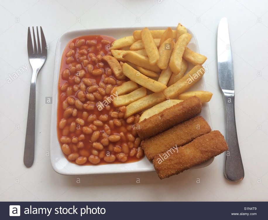 fish-fingers-chips-and-beans-S1N4T9.jpg