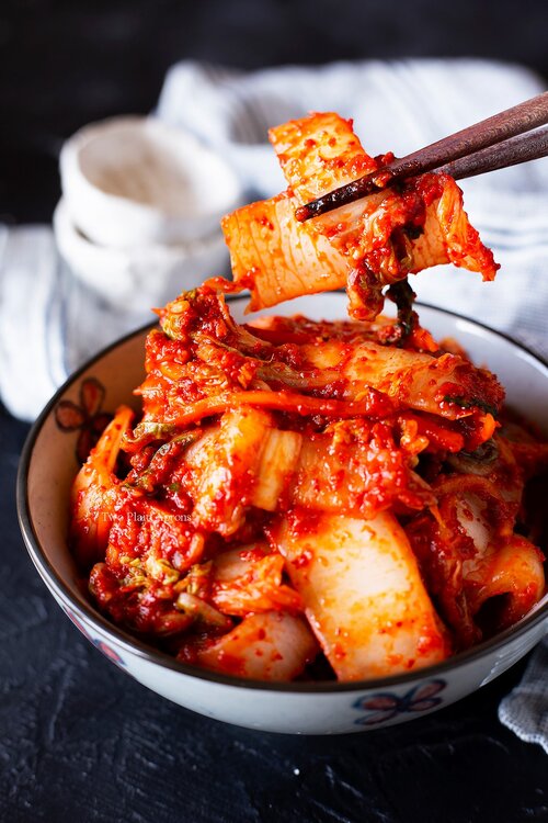geotjeori-picking-up-some-fresh-kimchi-with-chopsticks.jpg