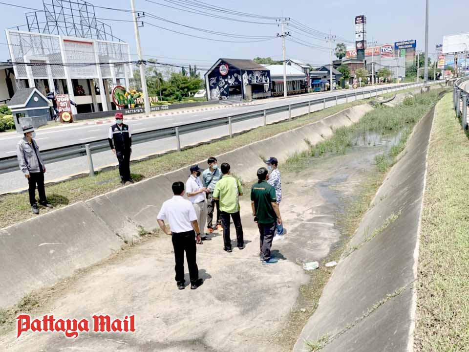 Pattaya-News-6-Sep-30-01-Sukhumvit-road-pitch-for-future-floodway.jpg