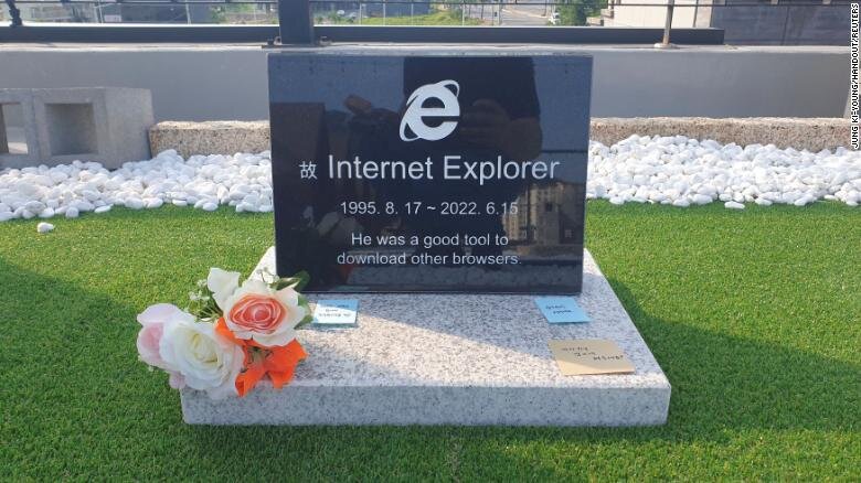 220618224304-internet-explorer-gravestone-viral-south-korea-intl-hnk-exlarge-169.jpg