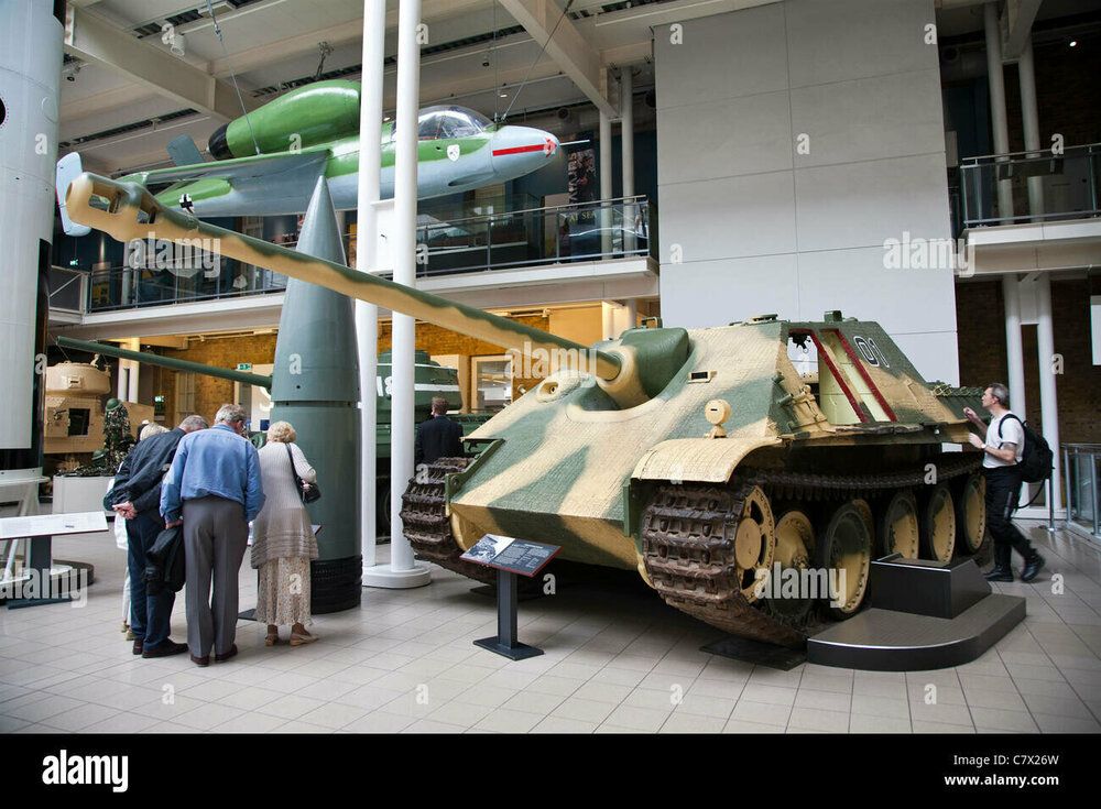 imperial-war-museum-london-main-hall-and-a-german-jagdpanther-tank-C7X26W.jpg